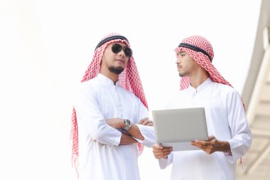 Taplet şehrin üzerinde çalıştığı Arap iş adamı aramak için telefon