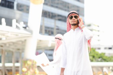 Şehirde çalışıyor Arap iş adamı aramak için telefon