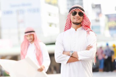 Şehirde çalışıyor portre Arap iş adamı