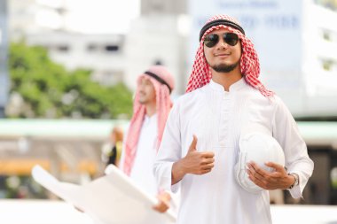 Şehirde çalışıyor portre Arap iş adamı