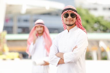 Şehirde çalışıyor portre Arap iş adamı