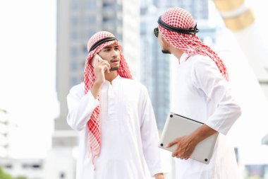 Arap iki iş adamı çift kavgalar şehir