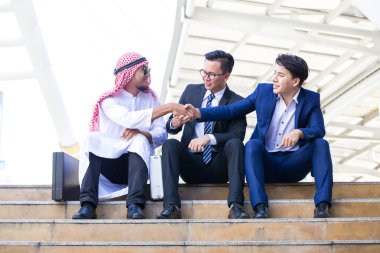 Arap iş adamları oturan sallayarak şehirde çalışıyor