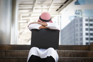 Arap iş adamı yetersiz kalıyor ve ciddi şehir