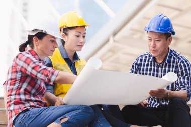 Şehirde bina inşaat mühendisleri erkek ve kadın üzerinde çalışma planı