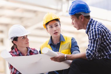 Şehirde bina inşaat mühendisleri erkek ve kadın üzerinde çalışma planı