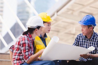 Şehirde bina inşaat mühendisleri erkek ve kadın üzerinde çalışma planı