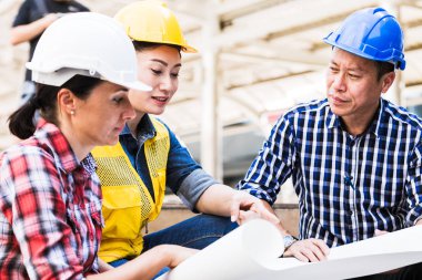 Şehirde bina inşaat mühendisleri erkek ve kadın üzerinde çalışma planı