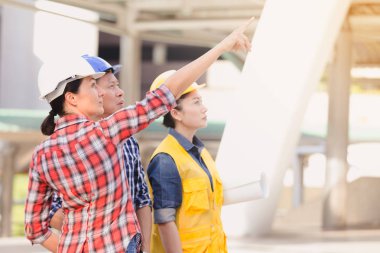 Şehirde bina inşaat mühendisleri erkek ve kadın üzerinde çalışma planı