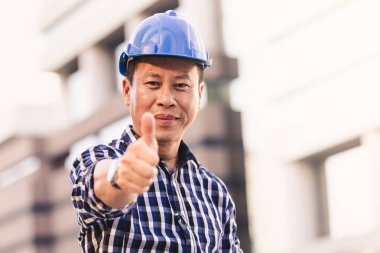 Bina inşaat şehir planı üzerinde çalışan mühendisler adam