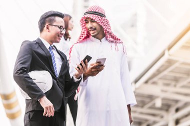 Mühendisler iş erkek ve kadın çalışma bina inşaat şehir planı