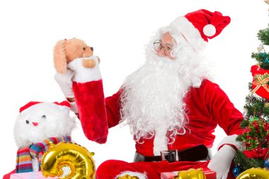 Mutlu neşeli Noel Noel hediye kutusu ile göl kenarında beyaz arka plan üzerinde tutarak işaret eden baba.