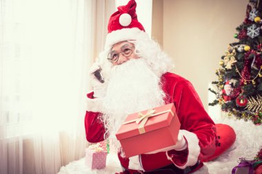 Noel Baba hediye elinde tutan, Hediyelik, Noel kavramı para