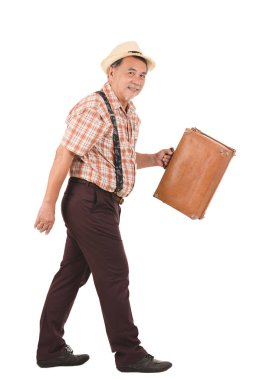 Asyalı yaşlı adam çeşitli el işaretleri ile bavul taşıma