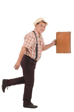 Asyalı yaşlı adam çeşitli el işaretleri ile bavul taşıma