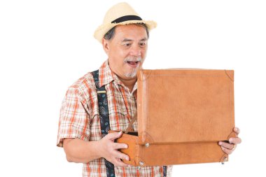 Beyaz arka plan üzerinde kırpma yolu izole Closeup erkekler açık bavul vintage kahverengi