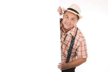 Komuta sizde beyaz bir arka plan üzerinde el ile jest yapma bir ekose gömlek giymiş.