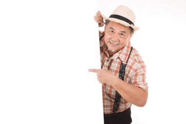 Komuta sizde beyaz bir arka plan üzerinde el ile jest yapma bir ekose gömlek giymiş.