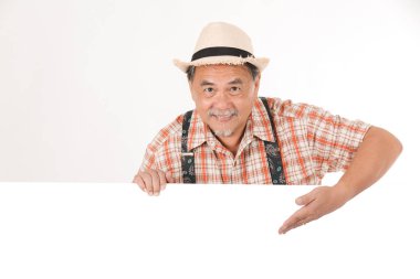 Komuta sizde beyaz bir arka plan üzerinde el ile jest yapma bir ekose gömlek giymiş.