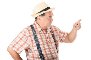 Asya kıdemli adam kızgın genç adam beyaz bir arka plan ile stüdyoda.