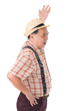 Asya kıdemli adam kızgın genç adam beyaz bir arka plan ile stüdyoda.