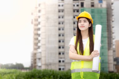 Güzel kadın, bina, iş kadını gülümseyen consrtuction kavramı - Asya