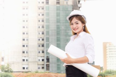 Asya bina, iş kadın seyir planı consrtuction kavramı - gülümseyen