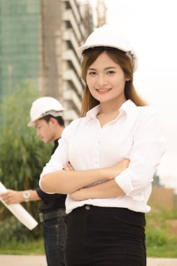 iş planları inşaat sitedeki Asya erkek ve kadın mühendisler