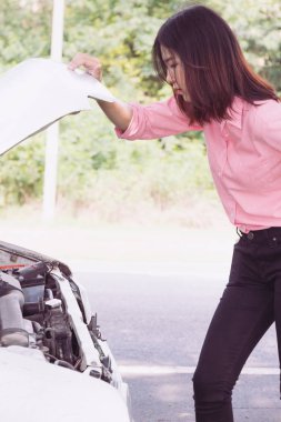 Yardım bekliyor yolda kırık araba kadınla.