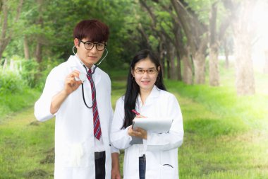 Portre insanlar, doktor gülümseyen doğal arka plan, sağlık kavramı.