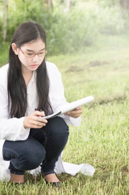 Doğa okuyan insanlar araştırma ve defter ile