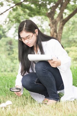 Doğa okuyan insanlar araştırma ve defter ile