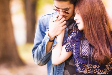 Park ağaç altında sevgi dolu portre Asya Çift