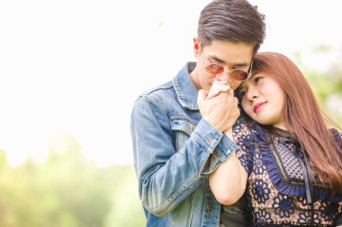 Park ağaç altında sevgi dolu portre Asya Çift