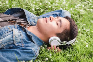 Kulaklık ile müzik dinlemek doğa üzerinde Asya Genç Erkekler yalan söyler