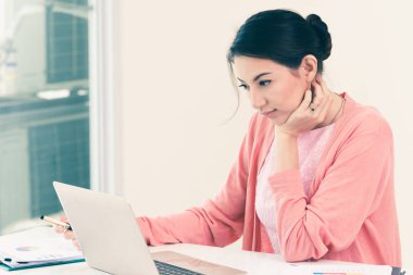 çekici işkadını oturan dizüstü bilgisayarda onun küçük iş evden çalışma