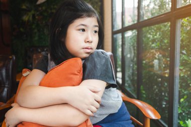 Portre restoran dükkanda Asyalı Genç kız