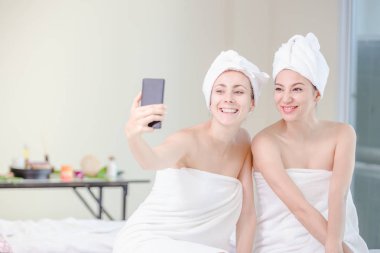 Güzel genç kadın ve selfi alarak spa resort spa salonu rahatlatıcı arkadaşlar
