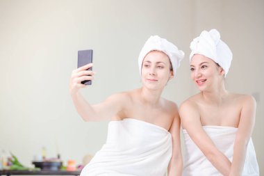 Güzel genç kadın ve selfi alarak spa resort spa salonu rahatlatıcı arkadaşlar