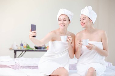 Güzel genç kadın ve selfi alarak spa resort spa salonu rahatlatıcı arkadaşlar