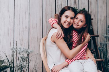 Güzel anne ve kızı birlikte ev, Aile kavramı sarılma