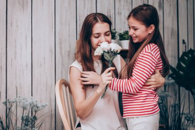 Güzel anne ve kızı birlikte ev, Aile kavramı sarılma