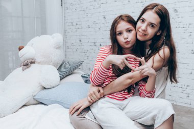 Güzel anne ve kızı birlikte ev, Aile kavramı sarılma