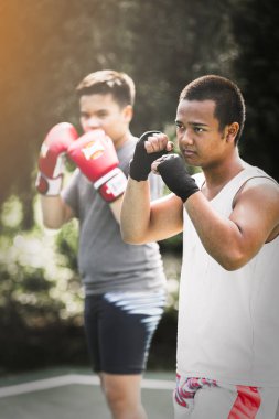 Kişisel antrenör boks arkadaşı, boks eldivenleri ile Asya genç erkekler