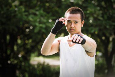 Asya genç erkek Tay boks el boks, boks eldivenleri için sarar