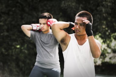 Kişisel antrenör boks arkadaşı, boks eldivenleri ile Asya genç erkekler