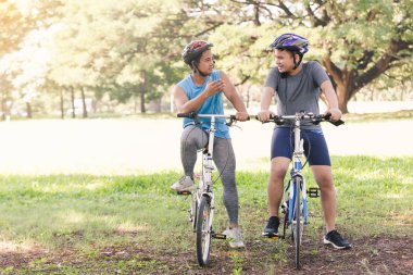Portre Asya iki genç adam binicilik bisiklet Park, adam yaşam tarzı konsept spor