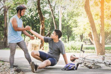 Spor erkek bisikletçi dağ bisikleti spin sürme ve düşme yaralandı. Yaz aylarında spor hayat kavramı