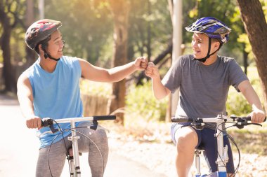 Genç adam binicilik bisiklet Park, adam yaşam tarzı konsept spor