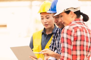 Şehirde bina inşaat mühendisleri teknoloji erkek ve kadın defter üzerinde çalışma planı